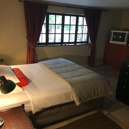 Golf And Garden Guesthouse サマーセット・ウェスト エクステリア 写真