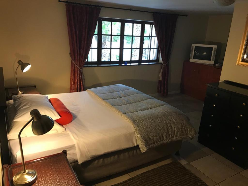 Golf And Garden Guesthouse サマーセット・ウェスト エクステリア 写真